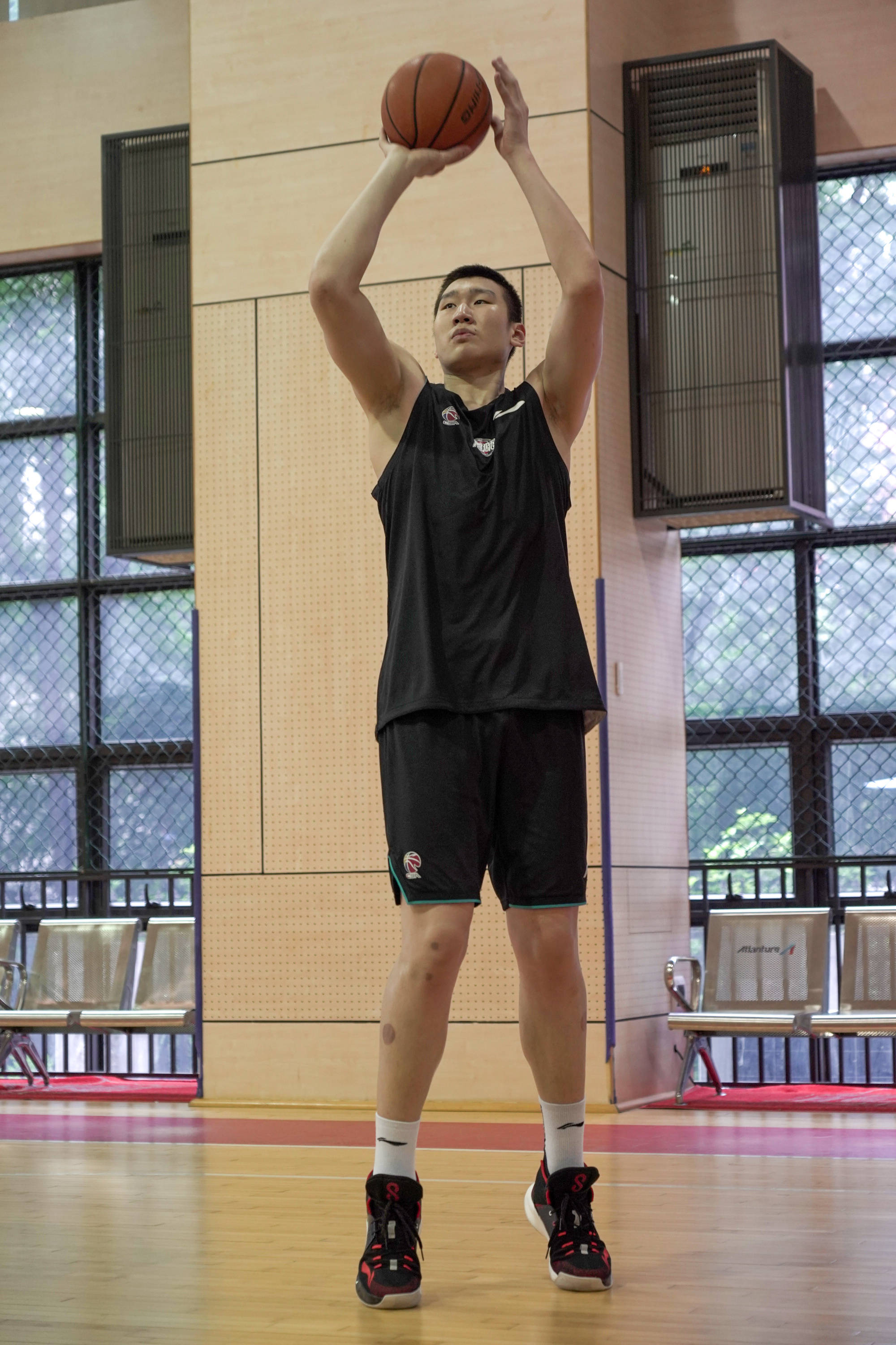 九游官网-冲刺阶段犹他爵士备战欧篮联，再遭质疑细节曝光，态度坚定，更衣室氛围转暖的简单介绍-九游官网